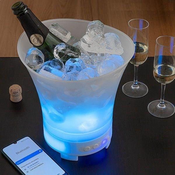 Secchiello per ghiaccio musicale in azione durante una festa